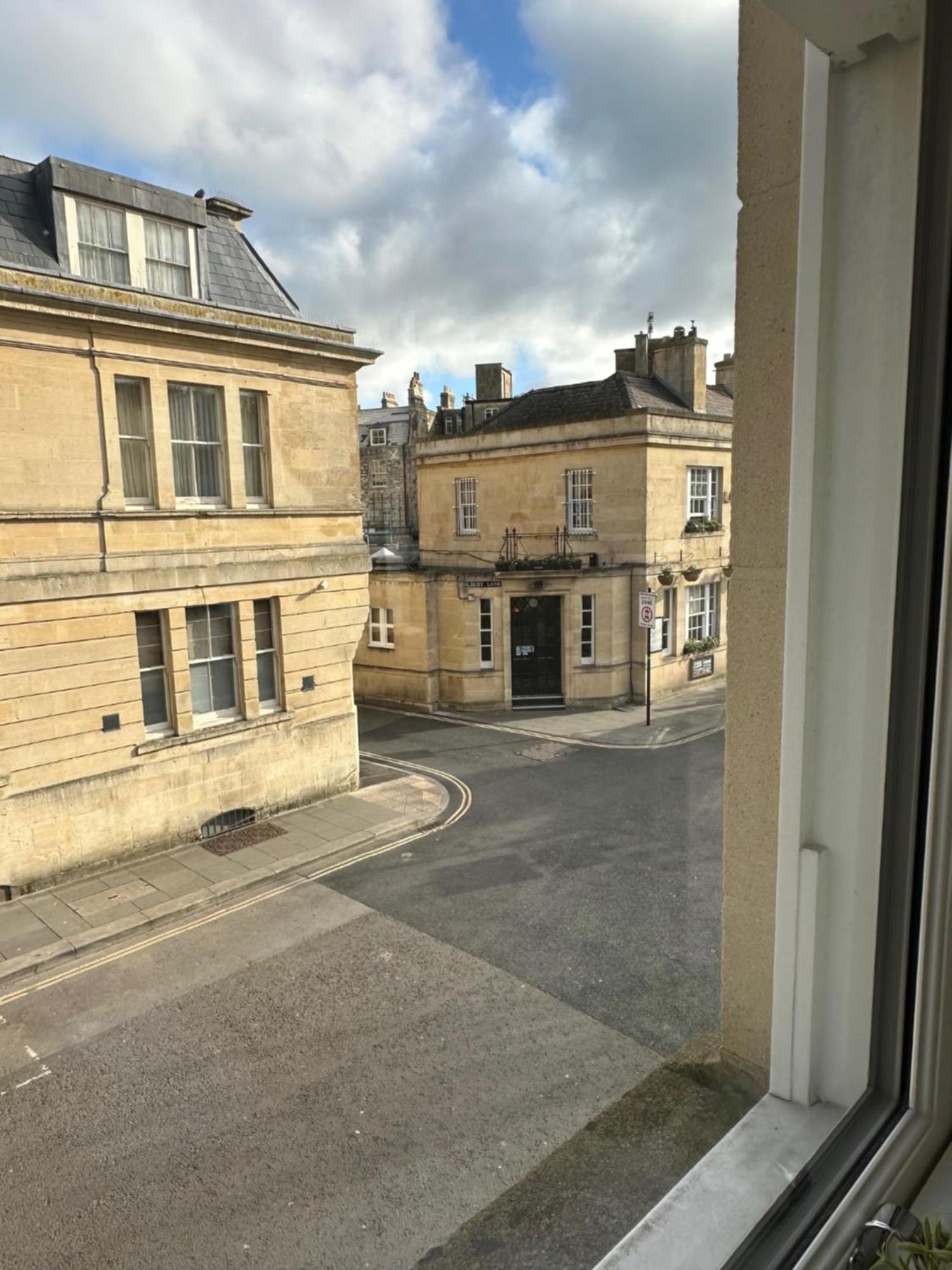 Contemporary Pied A Terre In The Heart Of Appartement Bath